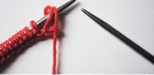 Nhẹ nhàng đưa 2 mũi len đầu hàng sang que đan còn lại.