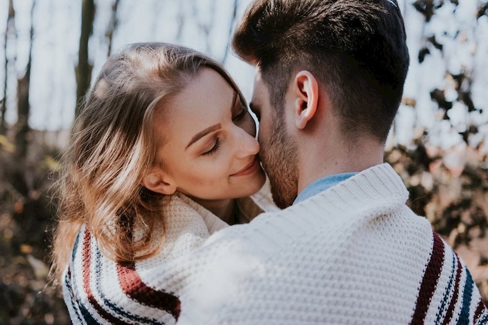 Bật mí bí quyết khi yêu nhau có nên hôn không