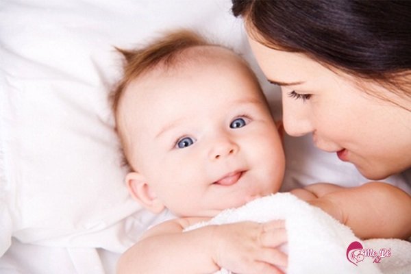 Giải đáp cho các mẹ biết tại sao trẻ sơ sinh hay lè lưỡi