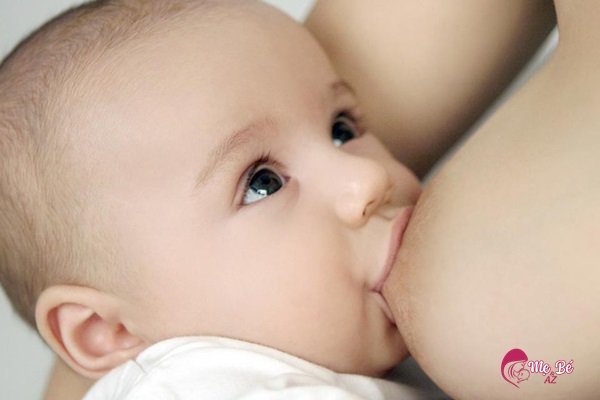 Giải đáp cho các mẹ biết tại sao trẻ sơ sinh hay lè lưỡi