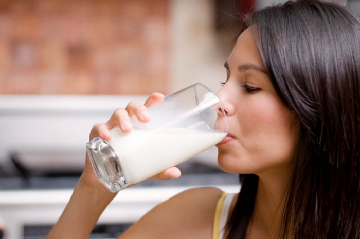 Uống sữa vào ban đêm có tốt không? Uống sữa đúng cách như thế nào?